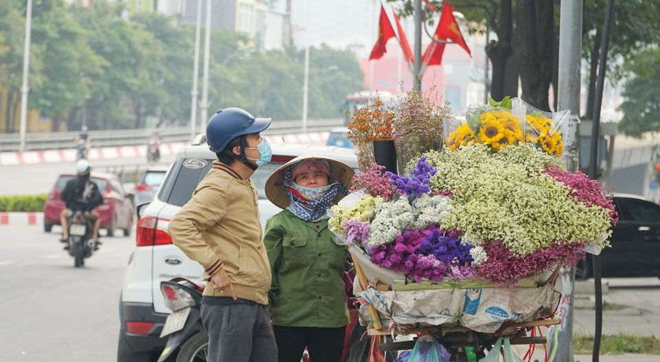 Cận ngày 8/3, hoa tươi bán dọc vỉa hè, tiểu thương đứng ngồi chờ khách - 2 Cận ngày 8/3, hoa tươi bán dọc vỉa hè, tiểu thương đứng ngồi chờ khách - 2