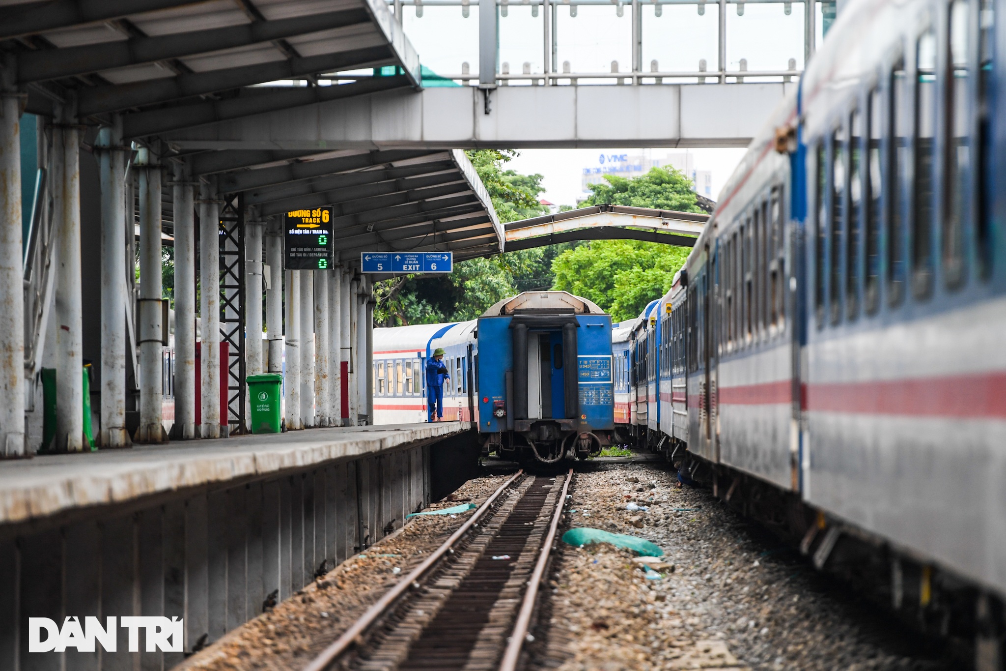 Người dân mắc kẹt ở Hà Nội háo hức trở về quê trên chuyến tàu Bắc - Nam - 2 Người dân mắc kẹt ở Hà Nội háo hức trở về quê trên chuyến tàu Bắc - Nam - 2