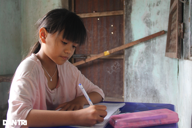 Mẹ bỏ đi, cha mất sớm, bé gái sống cùng bà nội 82 tuổi trong căn nhà tạm bợ