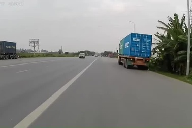 Ô tô vượt ẩu, suýt quẹt ngã người đi xe máy