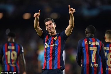 Lewandowski giúp Barcelona thắng đậm, Bayern Munich hạ gục Inter Milan