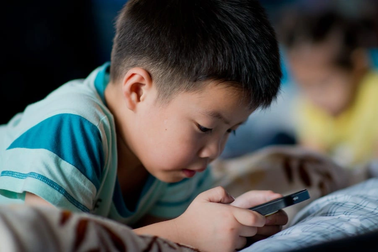 Sử dụng thiết bị điện tử quá mức sẽ dẫn đến tình trạng dậy thì sớm ở trẻ