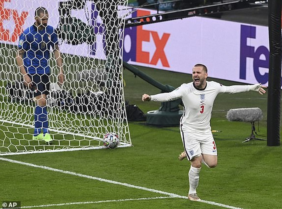 Đội tuyển Italia vỡ òa hạnh phúc khi giương cao chức vô địch Euro 2020 - 1 Đội tuyển Italia vỡ òa hạnh phúc khi giương cao chức vô địch Euro 2020 - 1