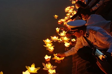 Thả hoa đăng tưởng nhớ liệt sĩ Gạc Ma