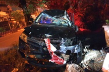 Ô tô lao lên vỉa hè, 3 người trong xe thương vong