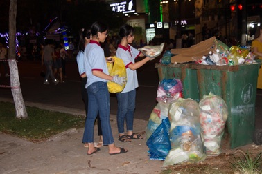 Sau đêm pháo hoa, nhiều bạn trẻ Đà Nẵng dọn rác tạo nên hình ảnh đẹp