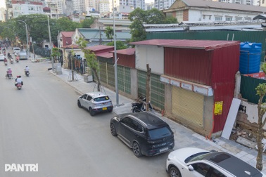 Hàng loạt căn nhà dị dạng mọc lên sau dự án mở đường ở Hà Nội