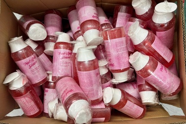 Đường dây khép kín sản xuất hơn 900 chai dầu gội giả