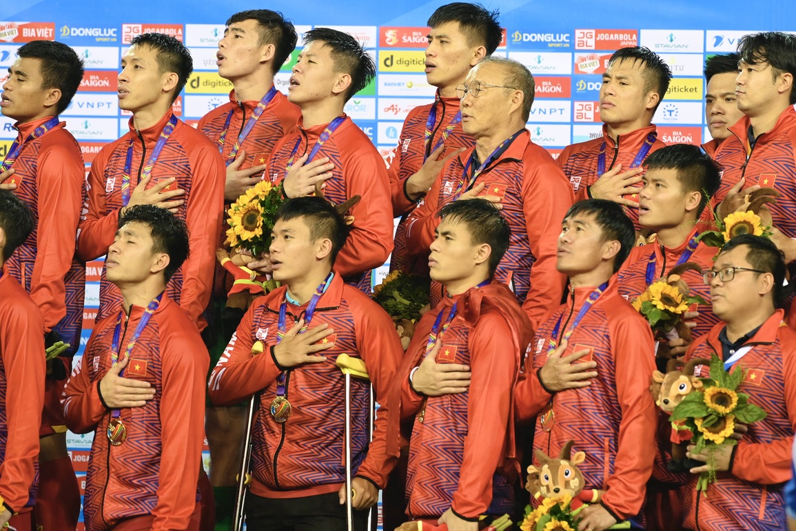 Cảm động hình ảnh Lê Văn Xuân chống nạng lên bục nhận HCV SEA Games - 2 Cảm động hình ảnh Lê Văn Xuân chống nạng lên bục nhận HCV SEA Games - 2