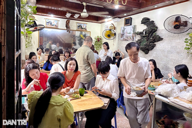 Hà Nội: Quán phở gà chấm gần 10 năm vắng khách bỗng dưng đông nườm nượp
