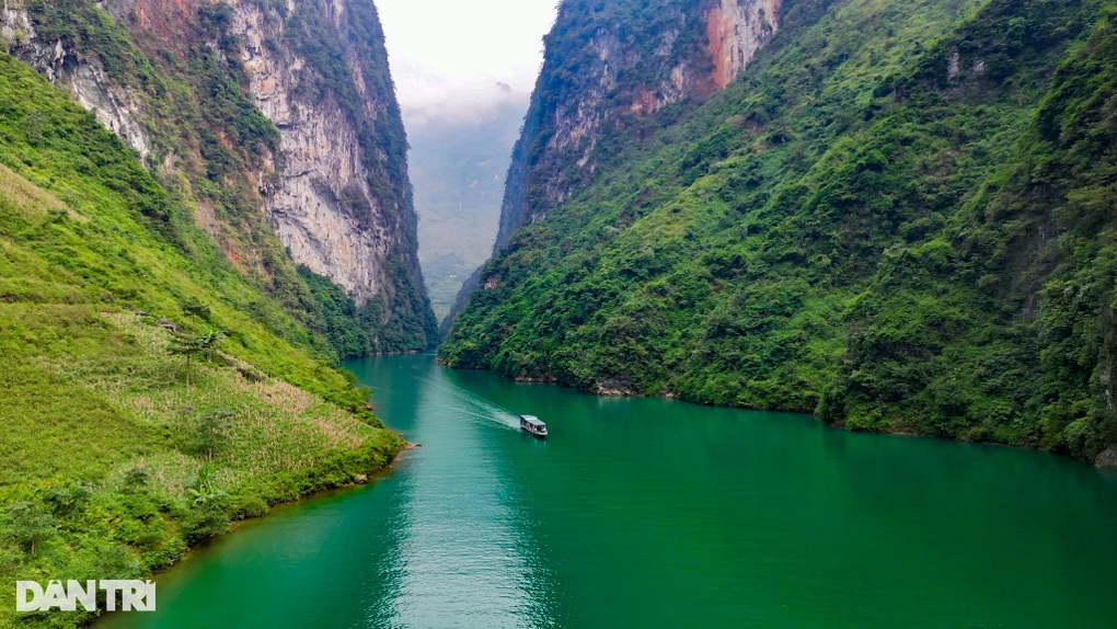 Lướt thuyền khám phá vẻ đẹp của hẻm vực độc đáo nhất Việt Nam - 7 Lướt thuyền khám phá vẻ đẹp của hẻm vực độc đáo nhất Việt Nam - 7