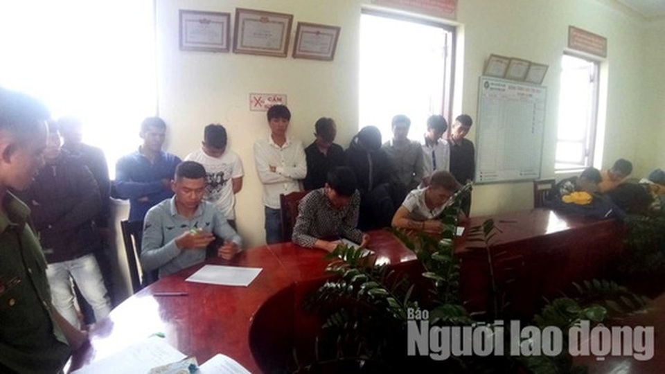 Kinh hoàng 49 thanh thiếu niên dùng hung khí, bom xăng chuẩn bị hỗn chiến - 1 Kinh hoàng 49 thanh thiếu niên dùng hung khí, bom xăng chuẩn bị hỗn chiến - 1