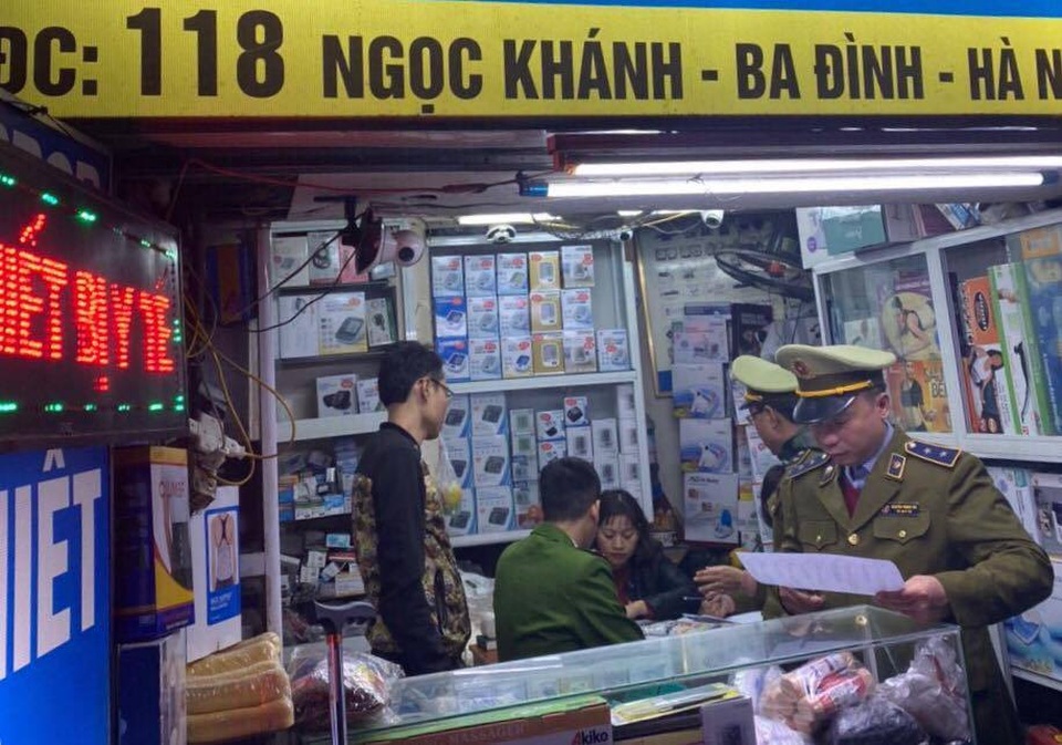 Hai cửa hàng bán khẩu trang giá cắt cổ bị phạt hàng chục triệu đồng - 2 Hai cửa hàng bán khẩu trang giá cắt cổ bị phạt hàng chục triệu đồng - 2