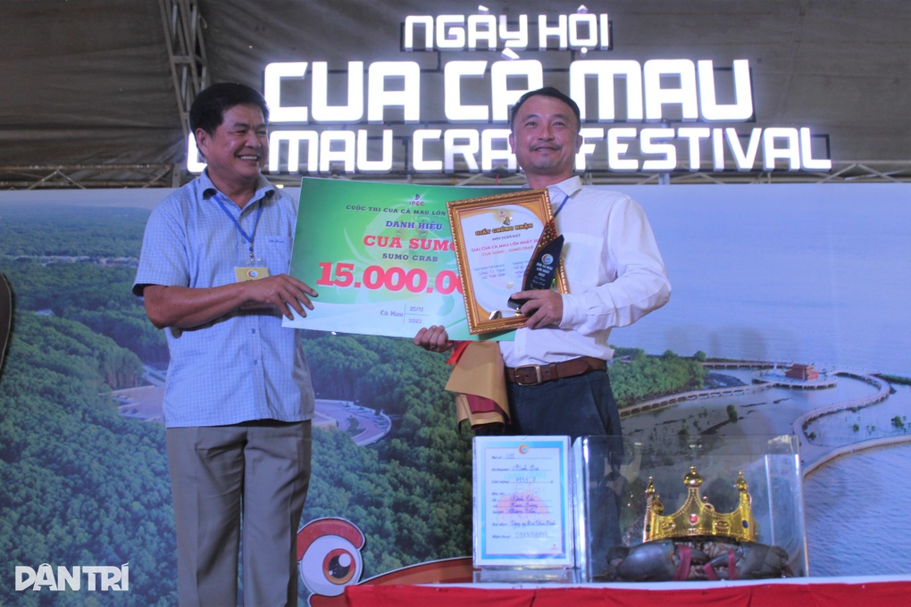 Cận cảnh con cua lớn nhất Cà Mau được đội vương miện như vua - 8 Cận cảnh con cua lớn nhất Cà Mau được đội vương miện như vua - 8