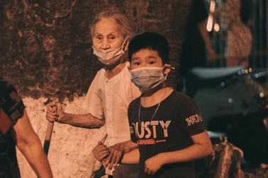 Ảnh bà cháu dắt tay nhau đi xét nghiệm Covid-19 trong đêm gây xúc động