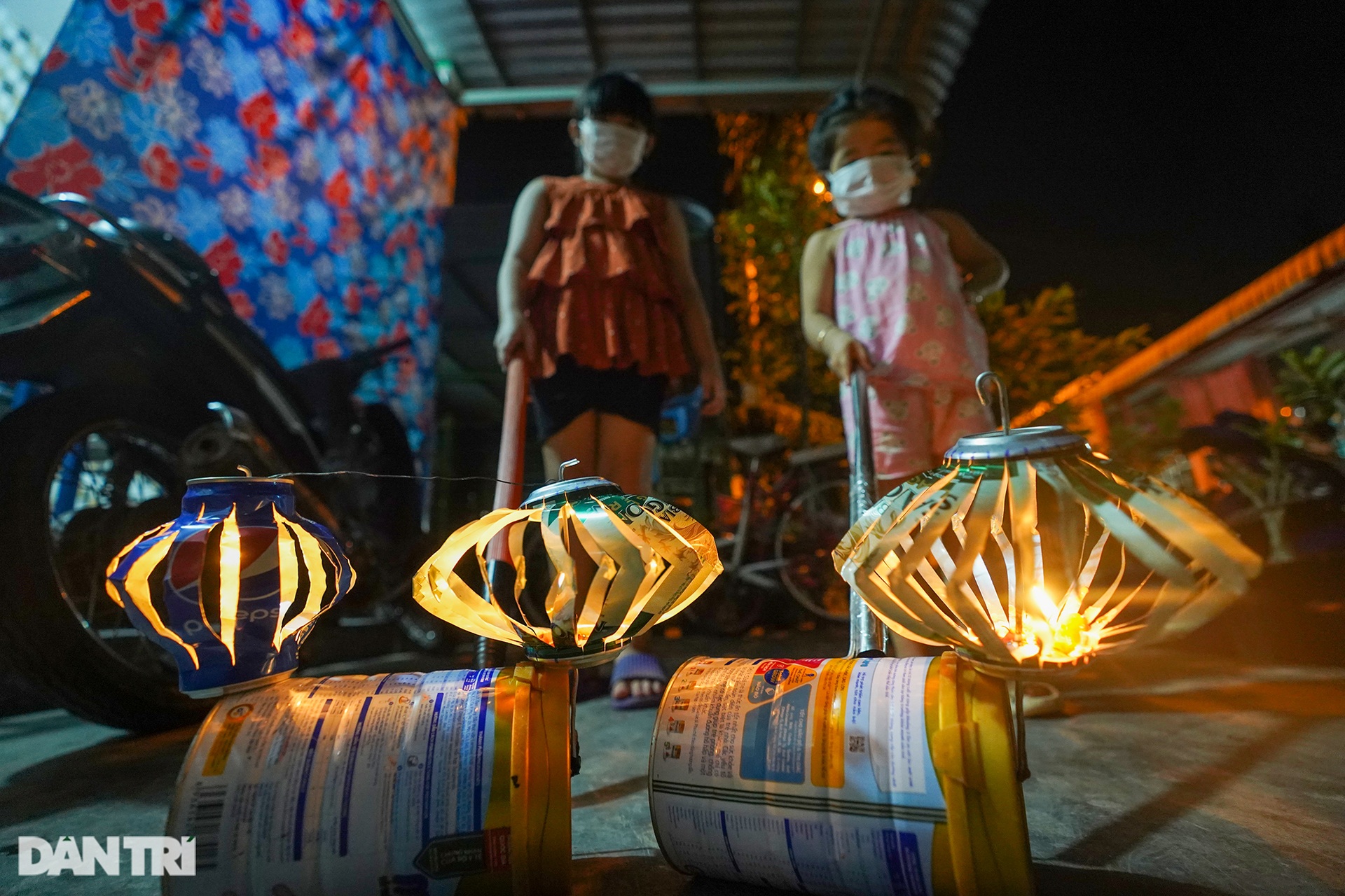 Trẻ em xã đảo vùng xanh ở TPHCM chơi lồng đèn làm bằng vỏ lon, hộp sữa - 5 Trẻ em xã đảo vùng xanh ở TPHCM chơi lồng đèn làm bằng vỏ lon, hộp sữa - 5