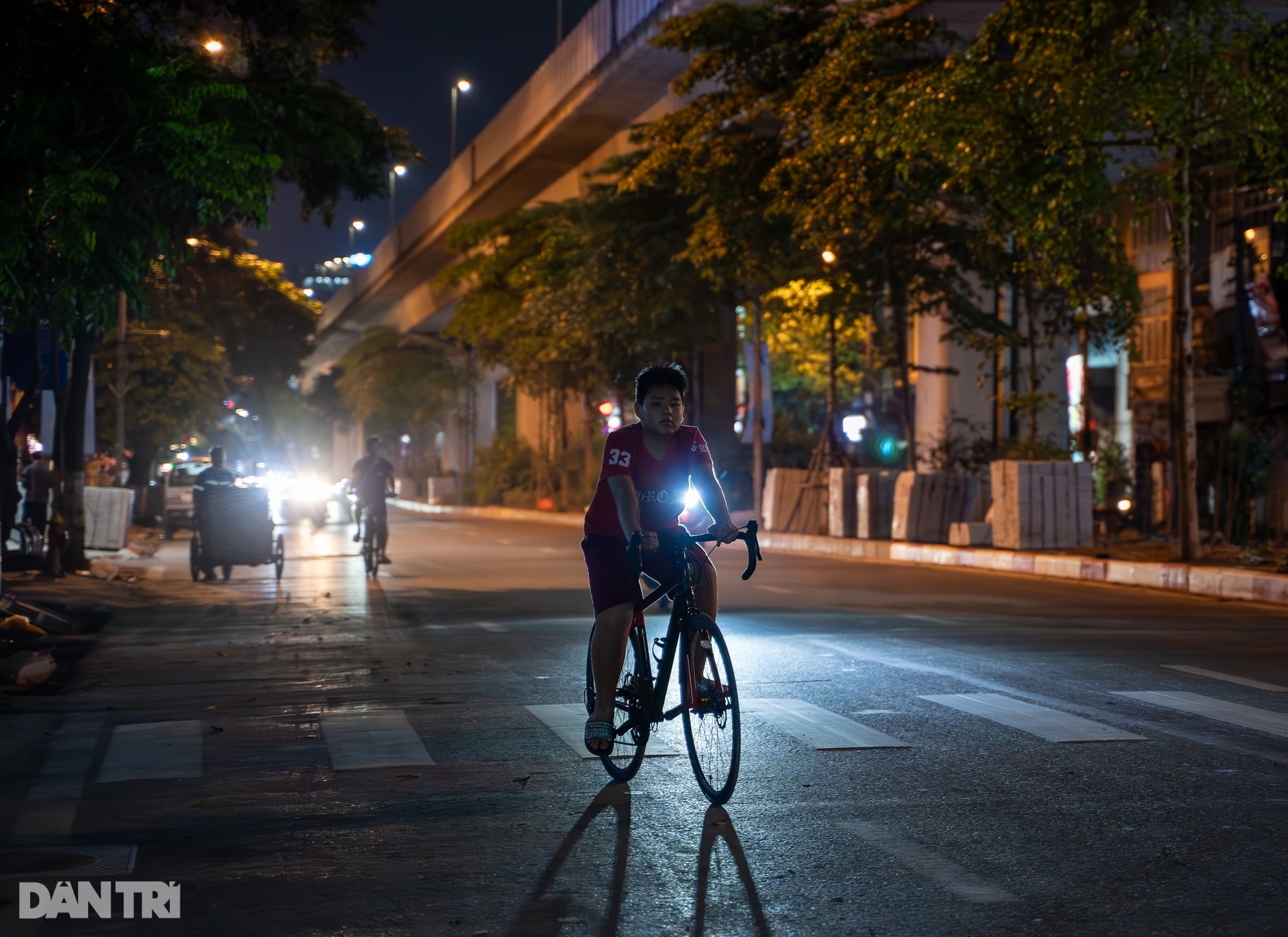 Tiềm ẩn tai nạn giao thông trên những tuyến đường khát ánh sáng ở Hà Nội - 5 Tiềm ẩn tai nạn giao thông trên những tuyến đường khát ánh sáng ở Hà Nội - 5