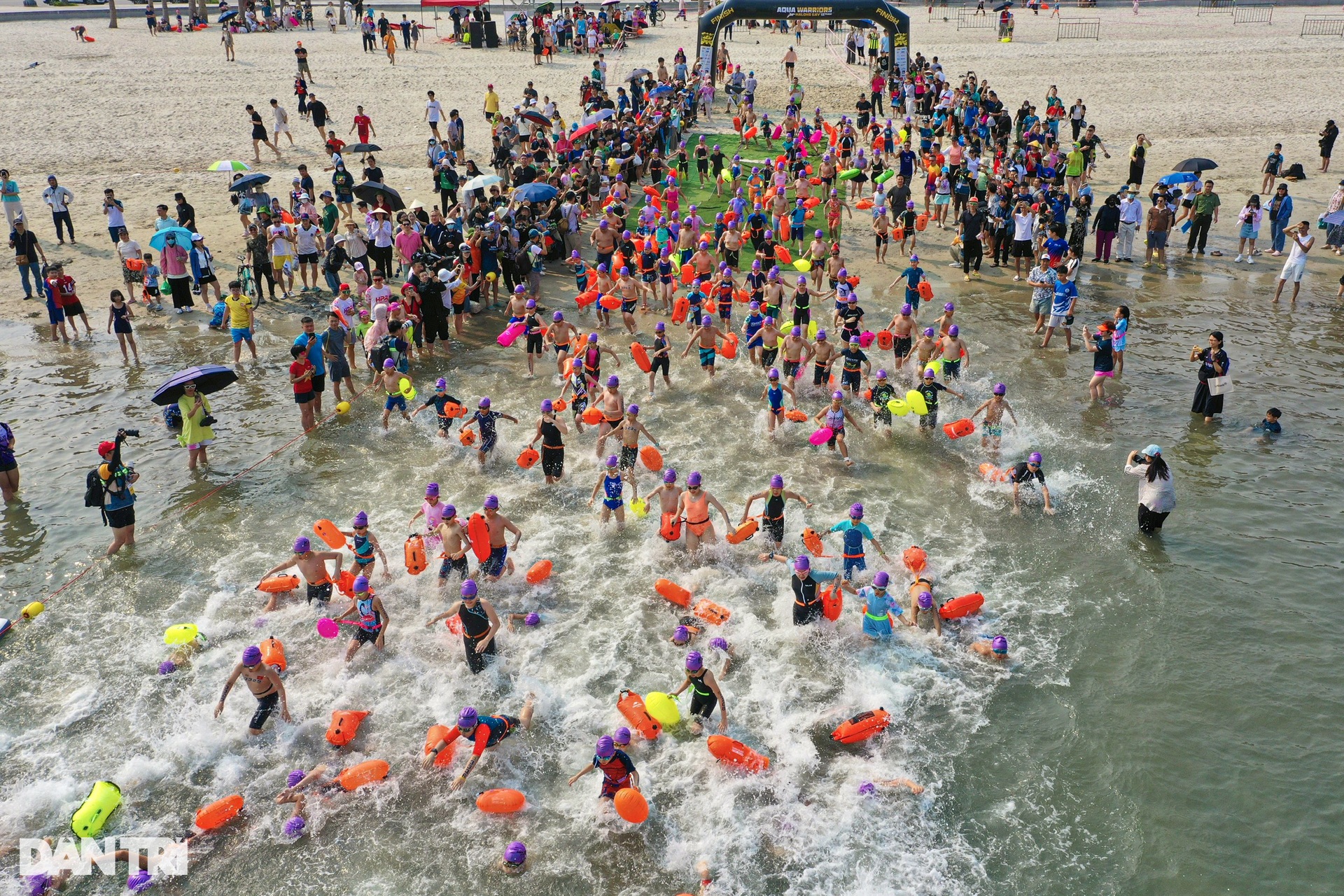 Những khoảnh khắc ấn tượng của VĐV nhí tại Aqua Warriors Halong Bay 2025 - 2 Những khoảnh khắc ấn tượng của VĐV nhí tại Aqua Warriors Halong Bay 2025 - 2