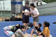 Thái Nguyên: Sinh viên ngồi nóc nhà kêu cứu khẩn cấp