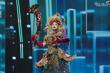 Hoa hậu Yến Nhi mặc trang phục 30kg, khán giả quốc tế vỗ tay tán thưởng