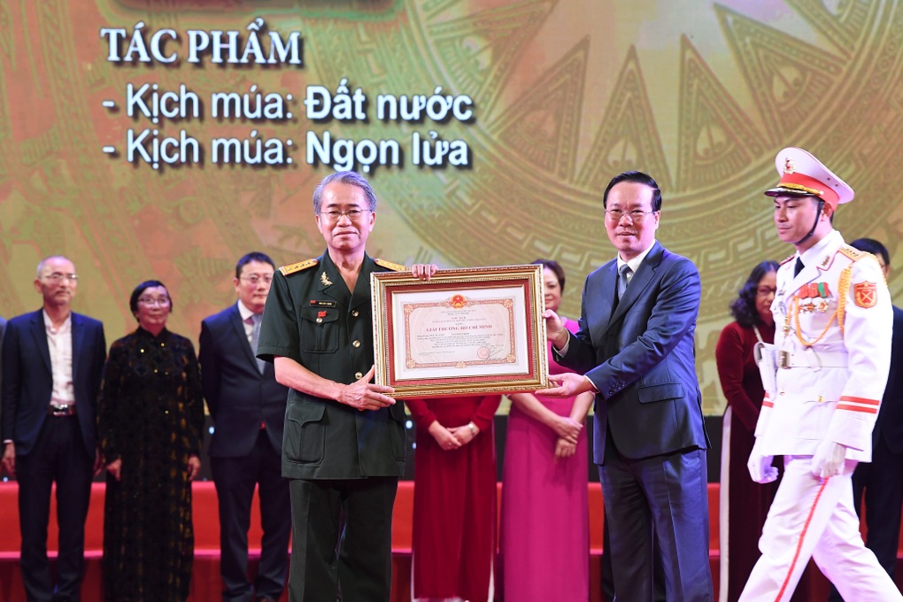 Chủ tịch nước Võ Văn Thưởng: Văn nghệ sĩ cần có bản lĩnh và sự tỉnh táo - 2 Chủ tịch nước Võ Văn Thưởng: Văn nghệ sĩ cần có bản lĩnh và sự tỉnh táo - 2