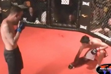 Thương đối thủ, võ sĩ Philippines bất ngờ quỳ xuống xin đầu hàng