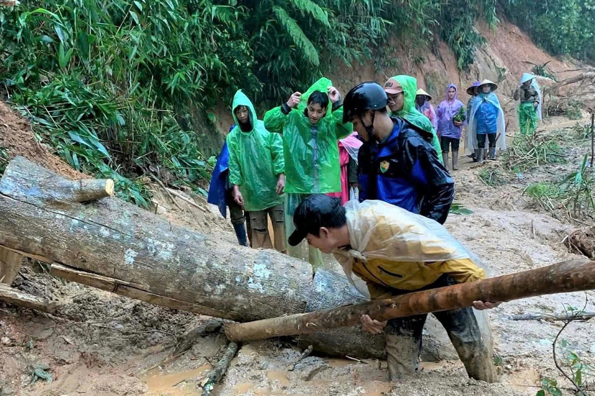 Lũ cuốn trôi cầu, nhấn chìm hàng trăm ngôi nhà ở miền Trung - 12