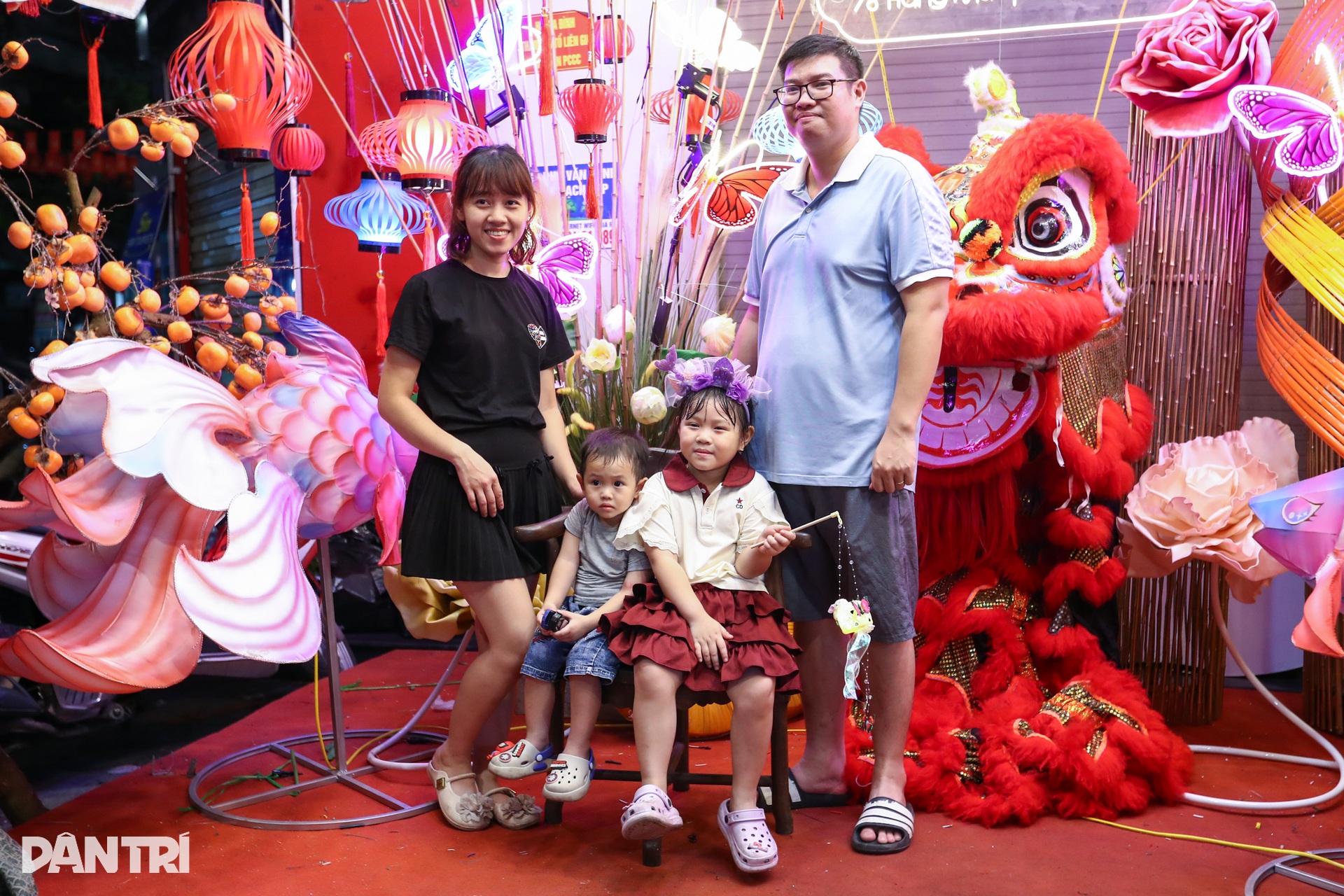 Người dân Thủ đô nô nức đón Trung thu sớm trên phố Hàng Mã - 5 Người dân Thủ đô nô nức đón Trung thu sớm trên phố Hàng Mã - 5