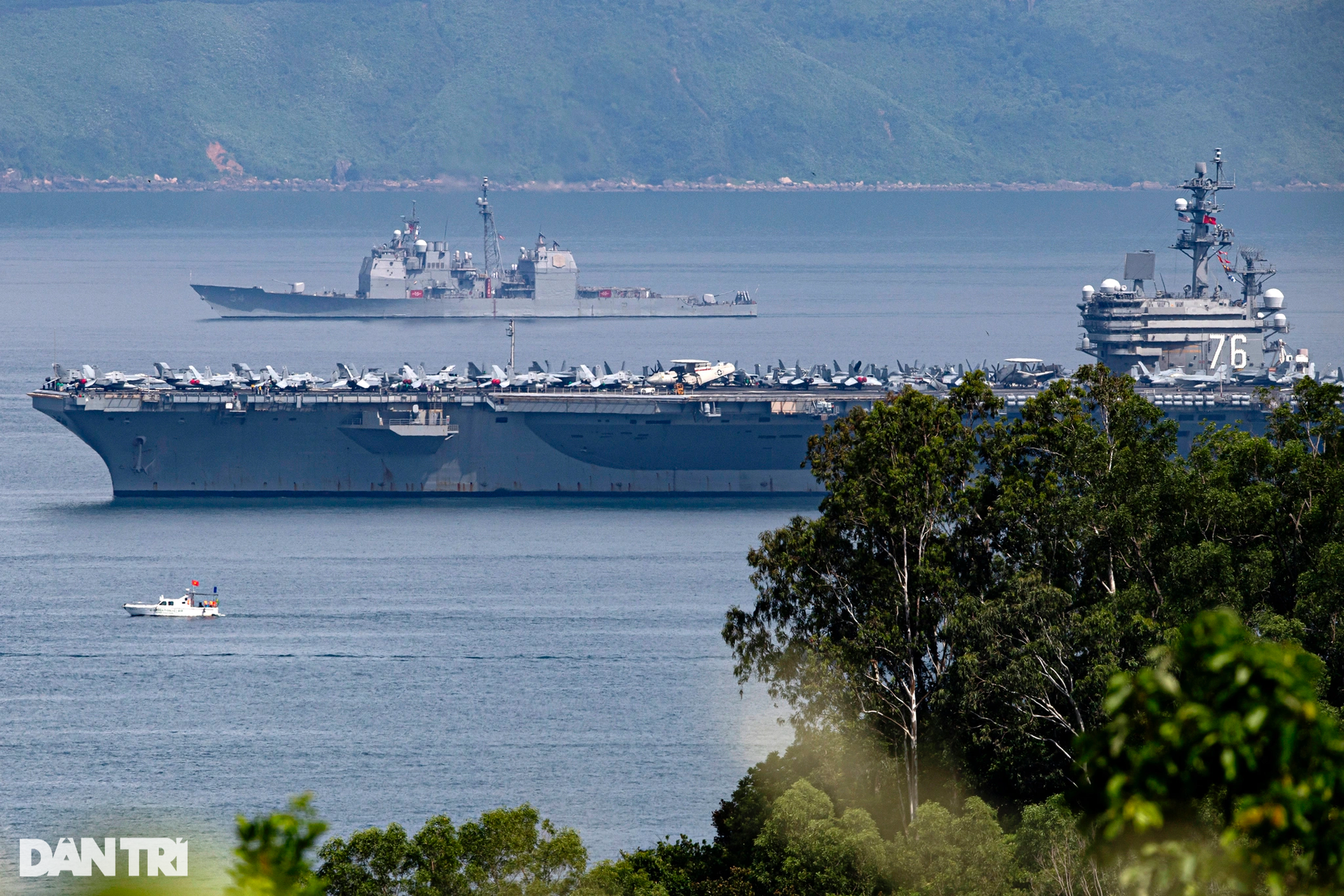 Cận cảnh tàu sân bay Mỹ USS Ronald Reagan vào vịnh Đà Nẵng - 4 Cận cảnh tàu sân bay Mỹ USS Ronald Reagan vào vịnh Đà Nẵng - 4