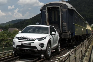 Land Rover Discovery Sport kéo đoàn tàu nặng hơn 100 tấn