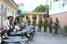 Nhóm thanh niên đi xe máy đánh võng, tạt đầu, phá hoại xe ô tô