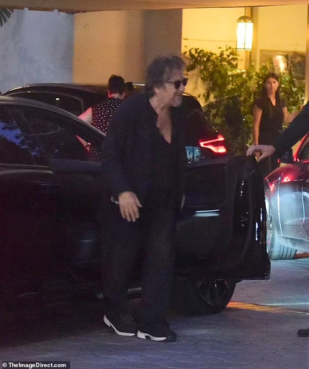 Bố già U90 Al Pacino đi ăn tối cùng bạn gái 28 tuổi - 3 Bố già U90 Al Pacino đi ăn tối cùng bạn gái 28 tuổi - 3