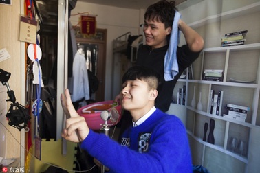 Cậu sinh viên năm cuối làm thêm 5 việc để trang trải học hành