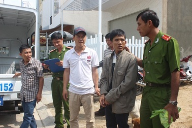 Dựng lại hiện trường cạy cửa ô tô để trộm cắp tài sản
