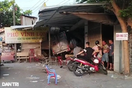 Xe tải lao thẳng vào nhà dân, 2 người nhập viện