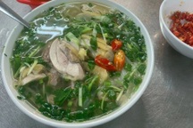 Ăn phở giá 150.000 đồng và 60.000 đồng ở Hà Nội, khách nước ngoài nói gì?