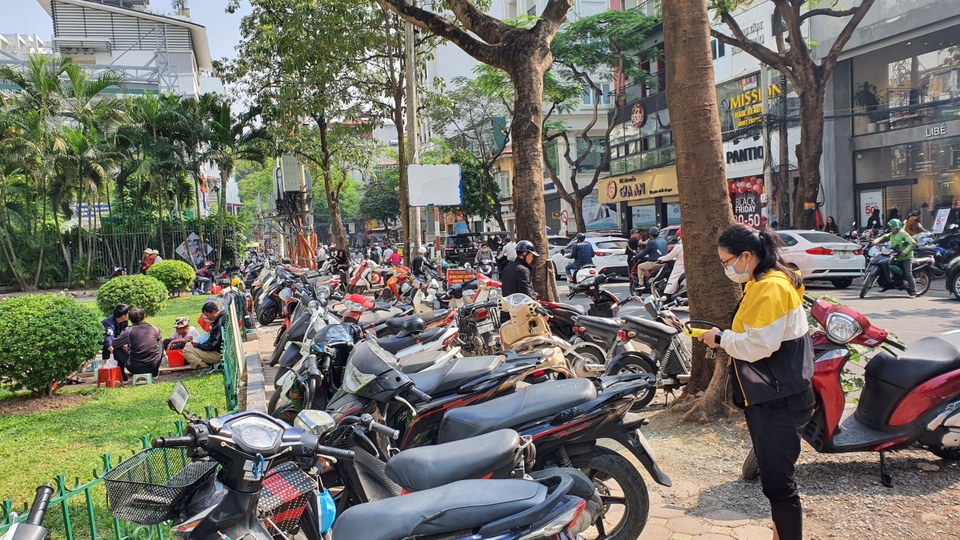 Săn hàng giảm giá: Dù bị chặt chém vé gửi xe, các tín đồ mua sắm vẫn vây kín phố Bà Triệu - 3 Săn hàng giảm giá: Dù bị chặt chém vé gửi xe, các tín đồ mua sắm vẫn vây kín phố Bà Triệu - 3