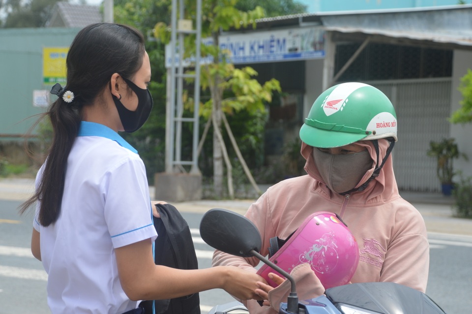 Trước giờ thi Toán, thí sinh hốt hoảng vì quên đồ - 14 Trước giờ thi Toán, thí sinh hốt hoảng vì quên đồ - 14