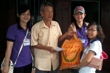 Tặng quà học sinh tiểu học có hoàn cảnh khó khăn