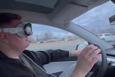 Tài xế liều lĩnh sử dụng kính thực tế ảo Apple Vision Pro khi đang lái xe