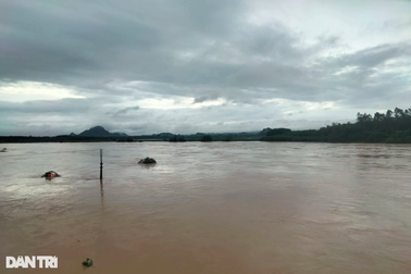 Hồ thủy lợi lớn nhất Nghệ An xả tràn