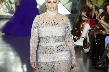 Ashley Graham khoe dáng nảy nở với váy xuyên thấu