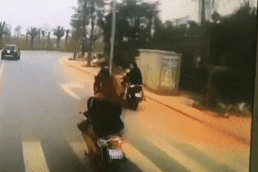 Đua xe lạng lách trên đường, nam học sinh suýt phải trả giá trước đầu ô tô