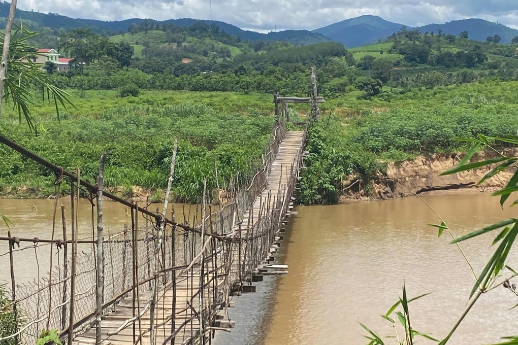 Ám ảnh cầu treo mục nát, một người đi là cả cầu rung bần bật - 1