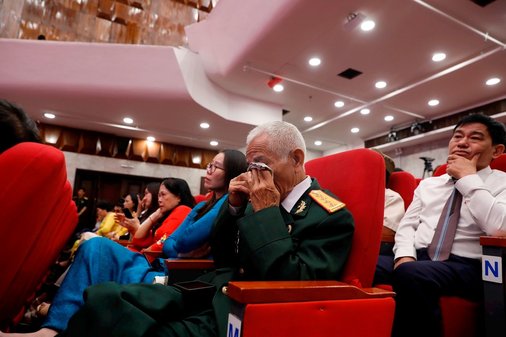 Nhiều người bật khóc nghe chia sẻ của thầy giáo nhận nuôi 22 trẻ Làng Nủ - 2 Nhiều người bật khóc nghe chia sẻ của thầy giáo nhận nuôi 22 trẻ Làng Nủ - 2