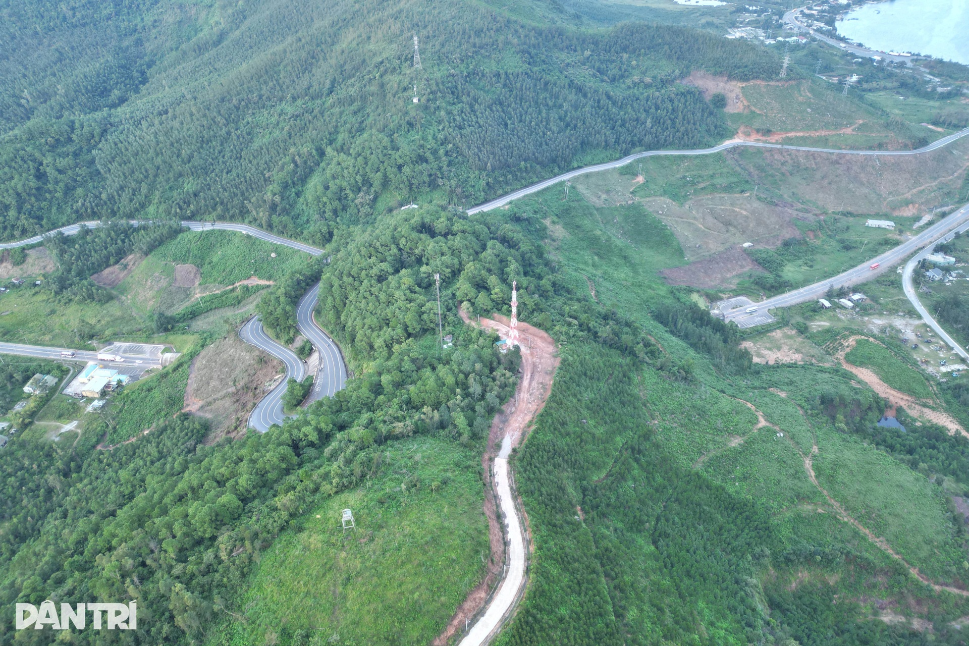 Nghĩa trang nằm trên đồi toàn đá khối, chưa hoàn thiện đã xói lở tan hoang - 10 Nghĩa trang nằm trên đồi toàn đá khối, chưa hoàn thiện đã xói lở tan hoang - 10