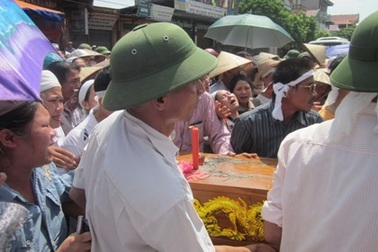 Vụ thảm sát tại Bắc Giang: Những vành khăn tang phủ trắng trưa hè