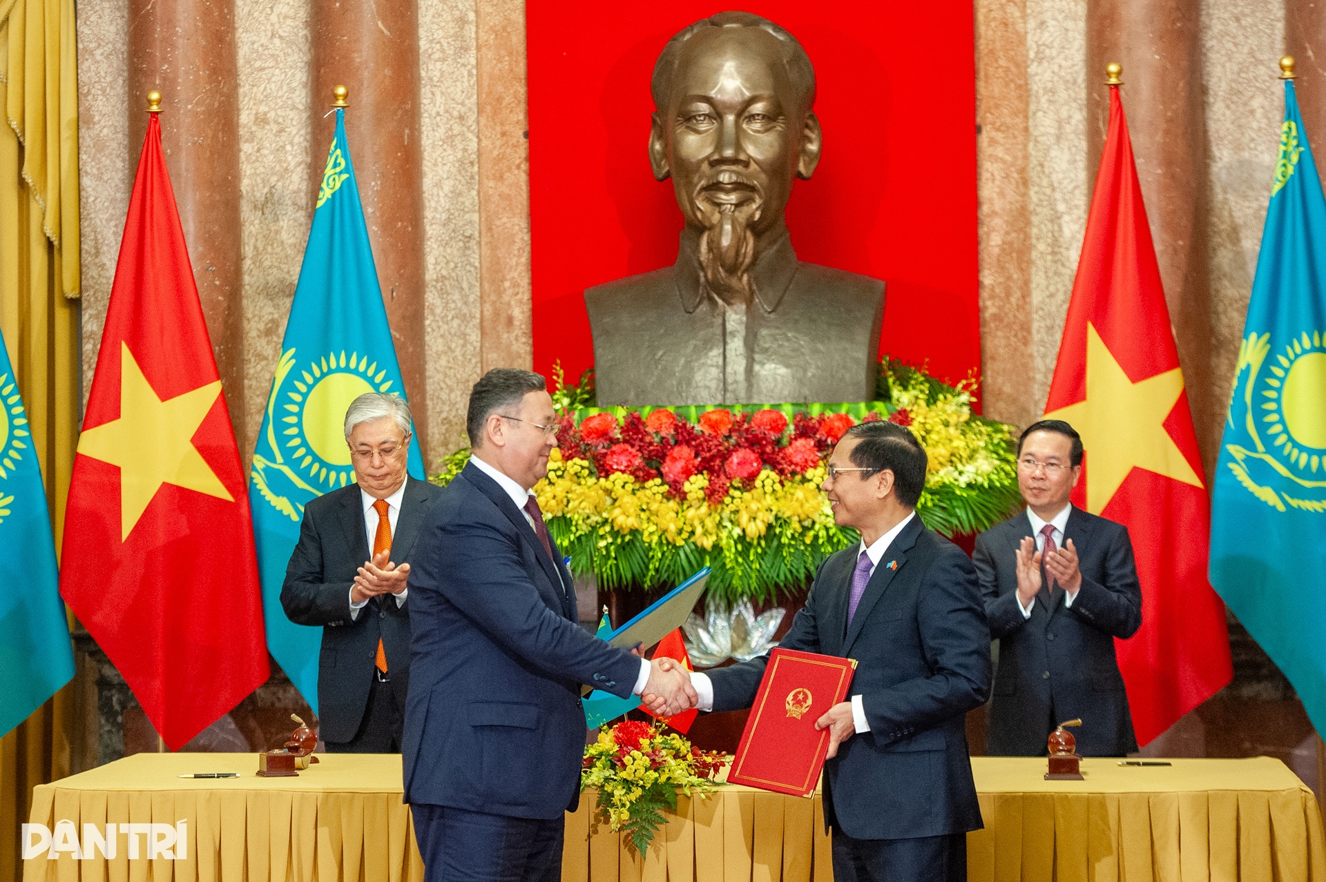 Toàn cảnh lễ đón Tổng thống Kazakhstan thăm chính thức Việt Nam - 9 Toàn cảnh lễ đón Tổng thống Kazakhstan thăm chính thức Việt Nam - 9