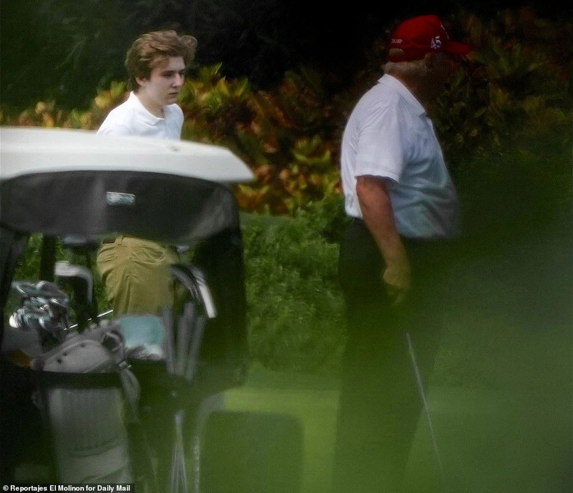 Phong thái sáng bừng sân golf của Ivanka Trump và Barron Trump - 3 Phong thái sáng bừng sân golf của Ivanka Trump và Barron Trump - 3