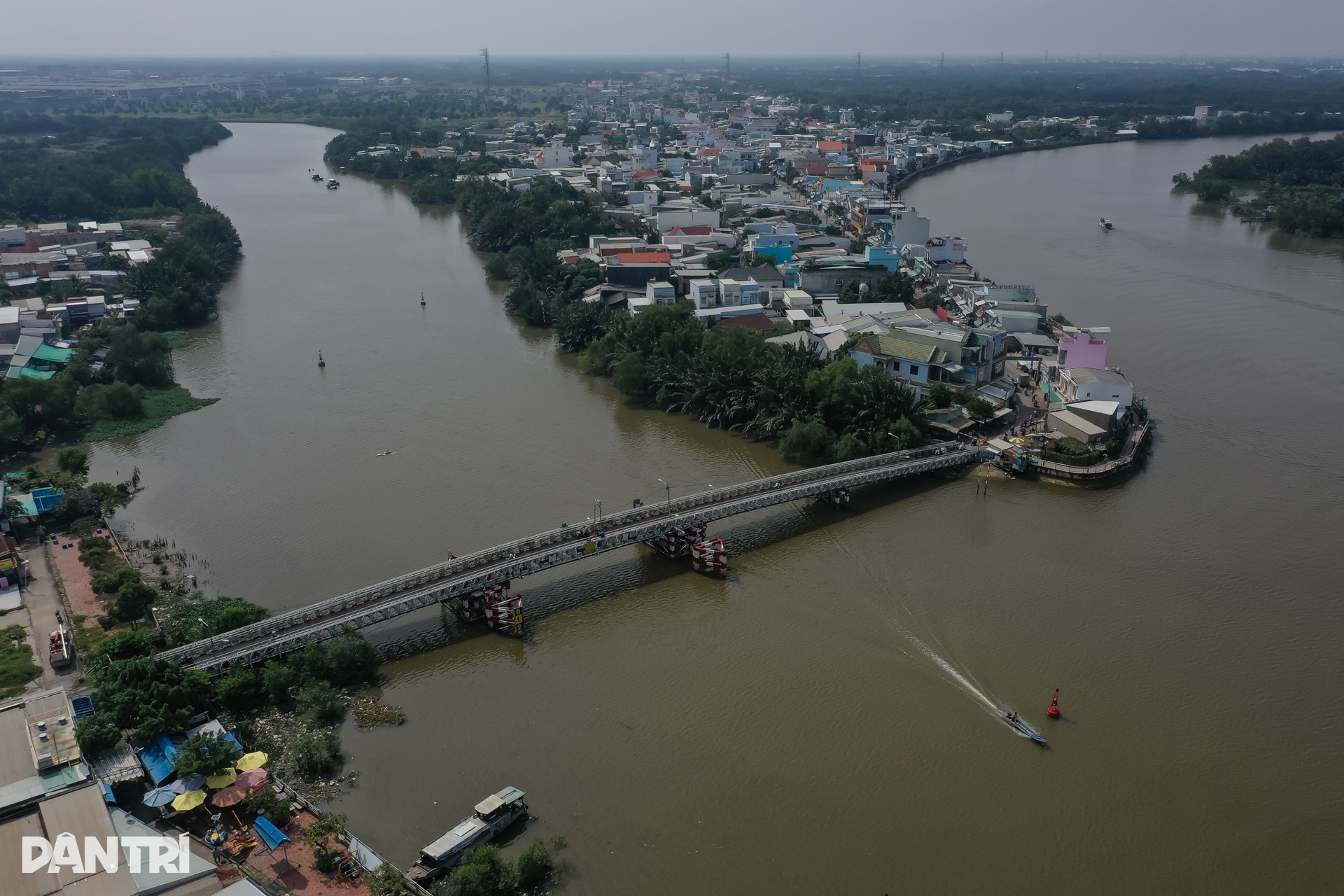 Người dân thấp thỏm qua lại trên 2 cầu sắt xuống cấp ở khu Nam Sài Gòn - 12 Người dân thấp thỏm qua lại trên 2 cầu sắt xuống cấp ở khu Nam Sài Gòn - 12